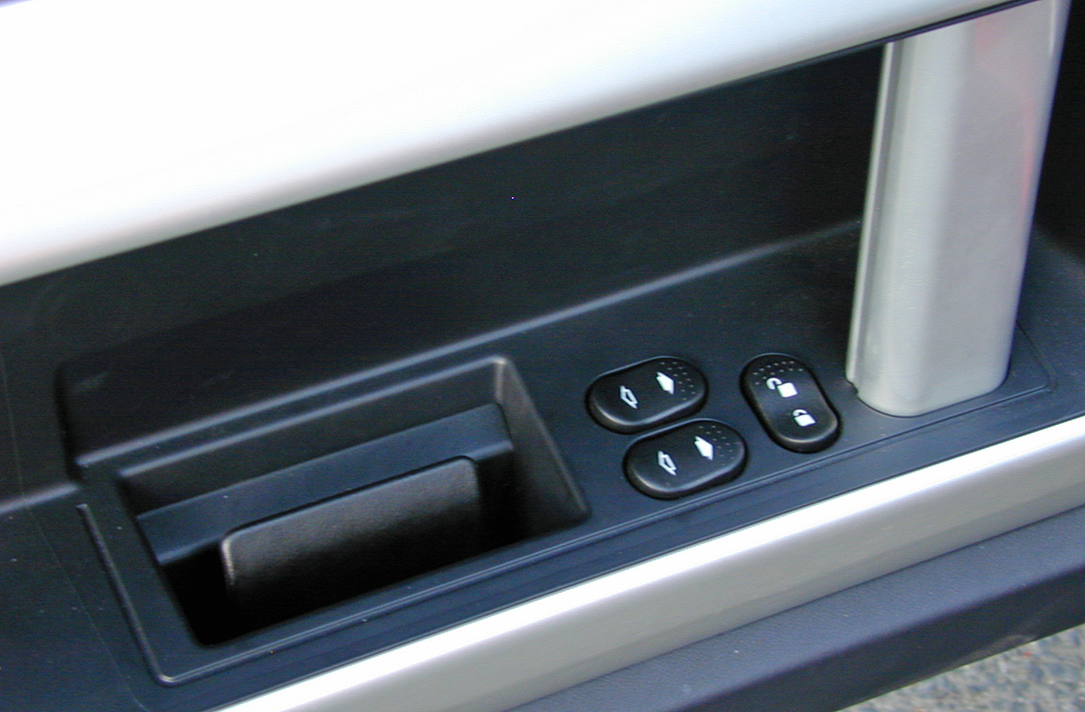2005 Ford GT Door Controls