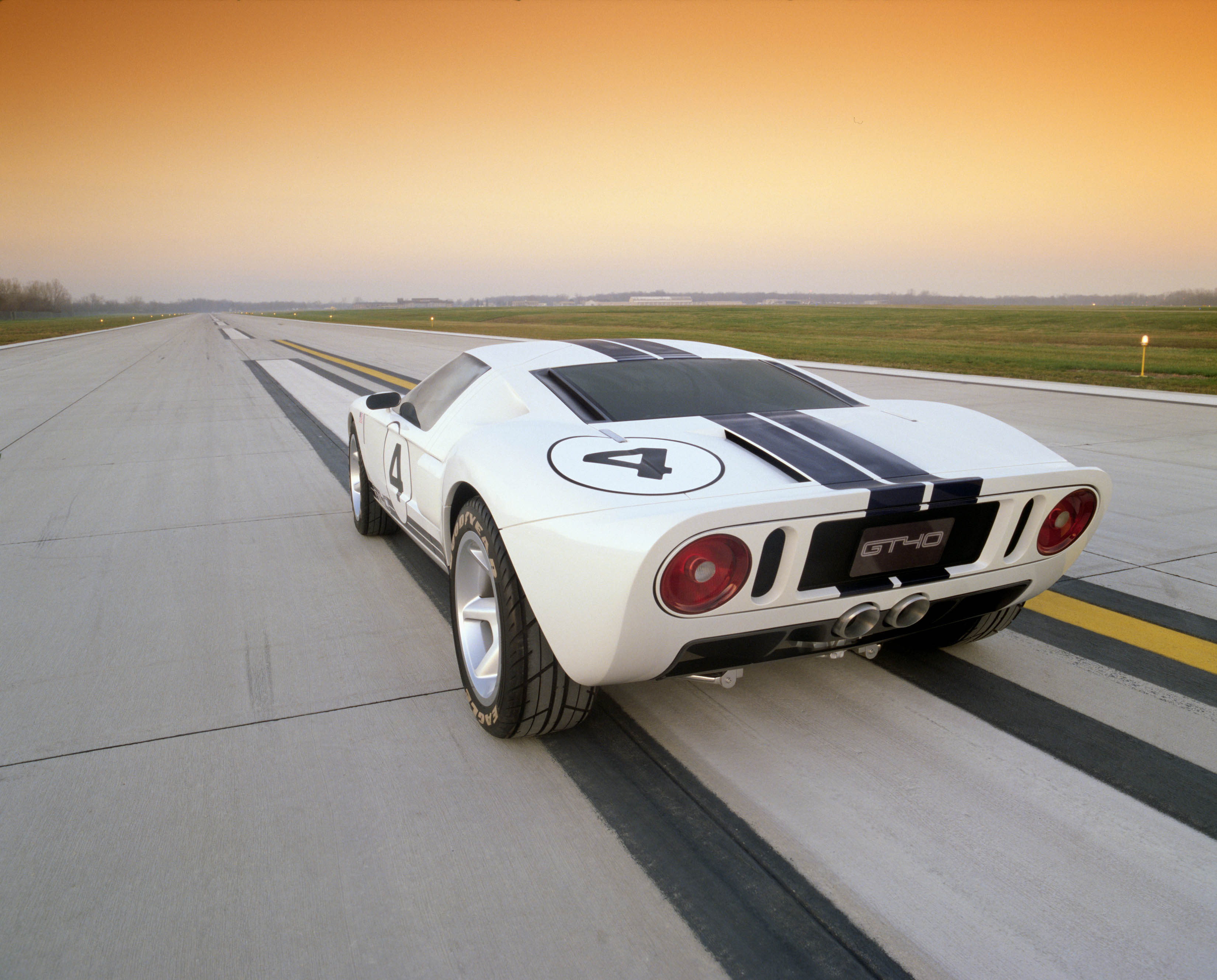 Покажи фотографию 40. Форд gt40. Форд ГТ 40. Ford gt40 2005. Ford gt40 белый.