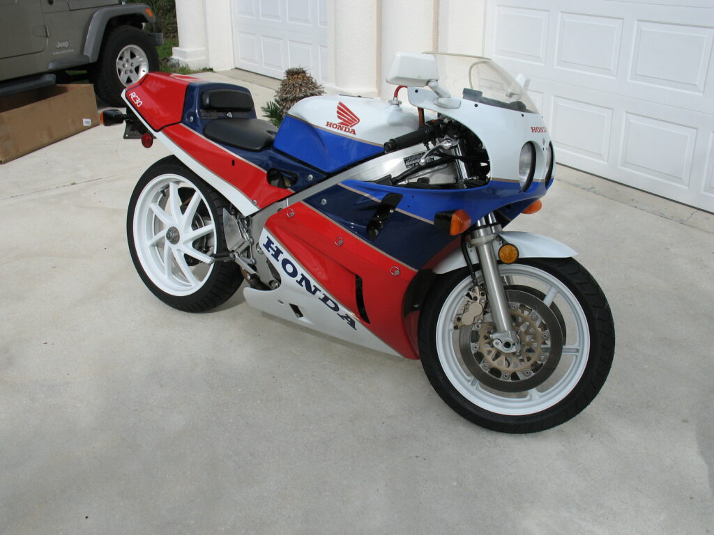 1990 Honda RC30 Driveway